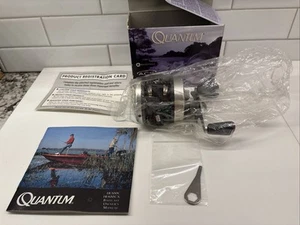 Mulinello da Pesca Vintage NOS NUOVO in Scatola Quantum Iron IR300C Livello Wind Casting - Foto 1 di 14