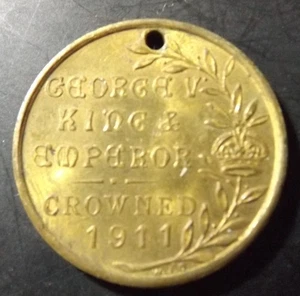 GEORGE V CROWNED 1911 MEDALLION HOLED - Picture 1 of 2