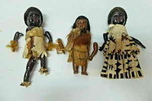 3 VINTAGE HARD PLASTIC PACIFIC ISLAND DOLLS TAPA CLOTH MAORI FEATHER CLOAK MOKO - Picture 1 of 6