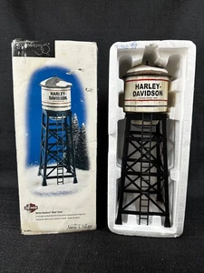 Retired 1998 Department 56 Snow Village Harley-Davidson Water Tower 54975 w/Box - Bild 1 von 11