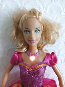 2005 Barbie Diamond Castle singende Prinzessin Liana Puppe beleuchtete Halskette LESEN - Bild 1 von 16