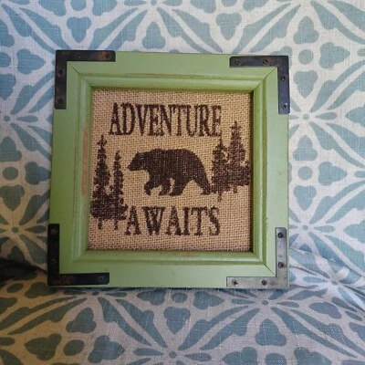 Imagen/signo enmarcado en arpillera de oso Adventure Awaits 8x8 pulgadas Foto 1 de 3