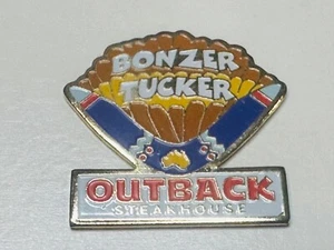 Outback Steakhouse spilla da bavero pinback bonzer tucker buon cibo boomerang Australia - Foto 1 di 2