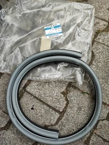 Kadett E Gummiabdichtung Vordertüre hinten und Schloss-Säule mit Falschabdeckung - Bild 1 von 3