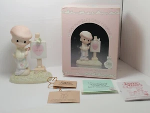 Precious Moments Figur Loving You Dear Valentine PM-873 Junge Malerei Herz - Bild 1 von 12