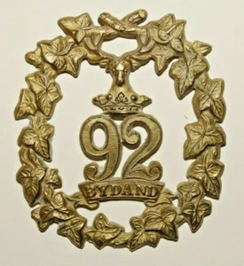INSIGNIAS DE GORRA MILITAR BRITÁNICA, 92º Regimiento de Pie, Victoriano, 1874-81 - Imagen 1 de 2