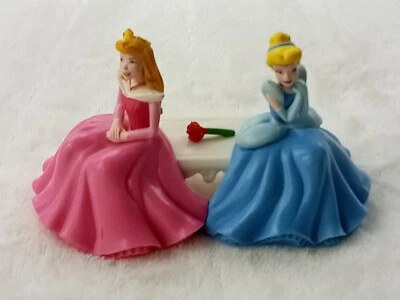 Disney Cenicienta PVC Decopac Princesa Aurora Rosa Sentada en Banco Figura Juguete Foto 1 de 4