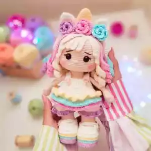 Bambola Amigurumi fatta a mano - bambola all'uncinetto, design unico, 30 cm, vestiti eleganti - Foto 1 di 2