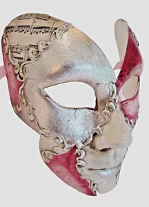 MAR 6 - A QUALITY ITALIAN MASK HANDPAINTED BY ARTISANS, A BUTTERFLY DESIGN. - Picture 1 of 3