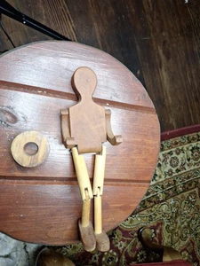 Un giocattolo vintage in legno snodato figura danzante con arti articolati - Foto 1 di 9