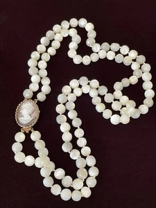 EUC Unbranded White Glass Bead Necklace With Cameo. FREE SHIPPING! - Picture 1 of 9