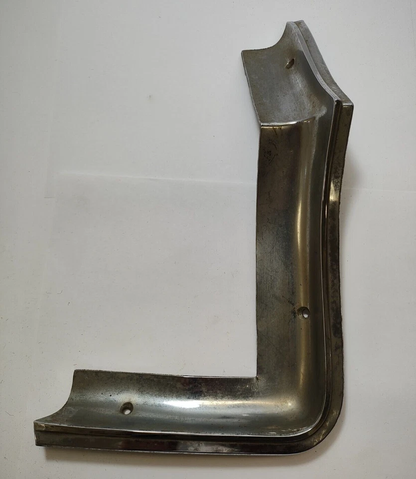 Chrysler Newport 1966 parachoques trasero izquierdo lado del conductor borde moldura 2602401 nuevo en stock Foto 1 de 4