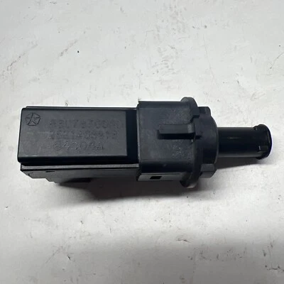 Interruptor de lámpara de pedal de freno Jeep Grand Cherokee 2014-2016 OEM Durango Ram Foto 1 de 4