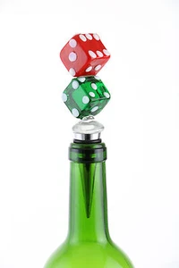 Tapón de botella de vino con dados rodantes rojo y verde para cuerpos de vino - Imagen 1 de 2