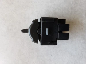 Genuine GM window switch part number 10438814 - Picture 1 of 4