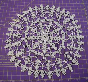 3550 Hübsches Vintage handgehäkeltes weißes Deckchen mit Spinnennetz Sternenmuster - Bild 1 von 1