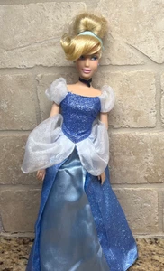 Muñeca clásica princesa Cenicienta Disney Store 11” brazos articulados muñeca Barbie - Imagen 1 de 13