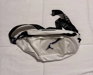 Air Jordan Jumpman Crossbody Bauchtasche Weiß & Lila Nike Air Jordan - Bild 1 von 1