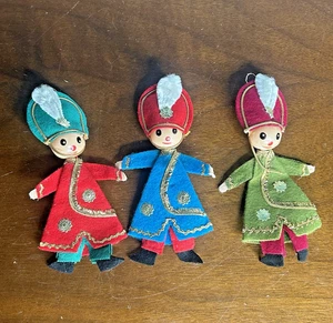 3 Soldatini Giocattolo Vintage Feltro Ornamenti Giappone 5" Blu Rosso Verde Natale - Foto 1 di 6