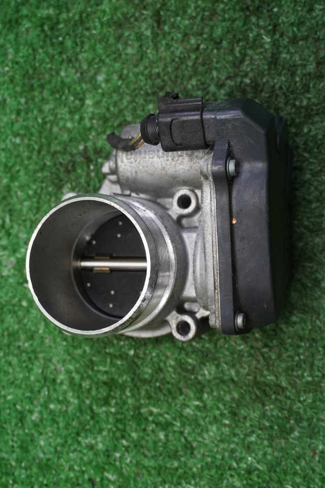 Volkswagen Golf 2.0 2013 carrocería del acelerador OEM 06F133062Q Foto 1 de 4