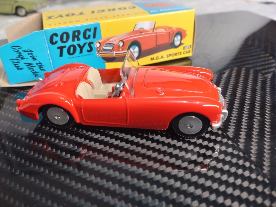 Coche deportivo Corgi Toys MGA 302 (rojo) Foto 1 de 1