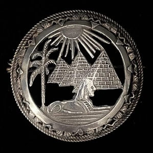 Vintage Art Deco Egyptian Revival Silber Sphinx, Pyramiden & Sonne Brosche - Bild 1 von 4