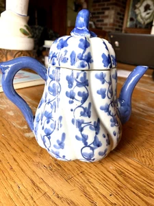 Blue/White Floral Design Porcelain Teapot w/Lid,Squash Shaped,6"x6"Made in China - Picture 1 of 8