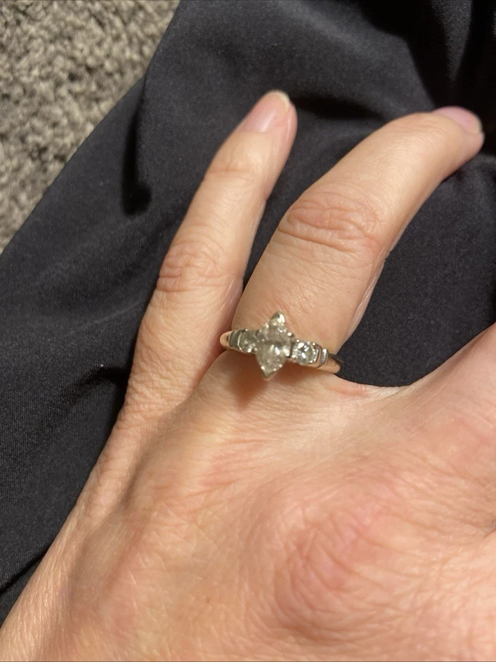 Помолвочное кольцо с бриллиантом 1 карат 3 камня белое золото размер 6 шатер  - Изображение 1 из 4