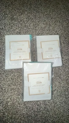 Almohada Pottery Barn Teen Borla Falsa | Blanca con Borlas Aqua/Turquesa/Verde azulado Foto 1 de 4