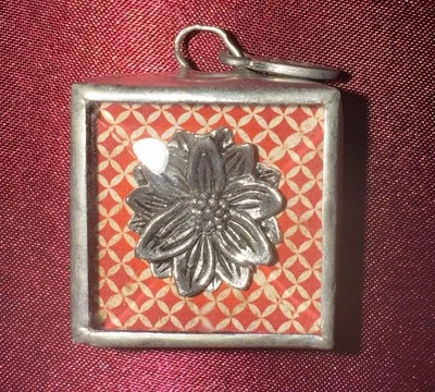 Jewel Kade TODO TIENE BELLEZA Dije COLGANTE FLOR 2 CARAS Retirado Foto 1 de 2