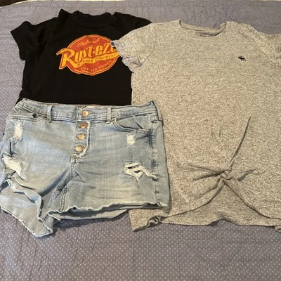 Paquete Abercrombie (camiseta Pixar) talla 15/16 para niñas Foto 1 de 4