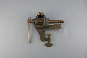 Étaux en fer 24 x 18 très bon état vieux outils. - Picture 1 of 7