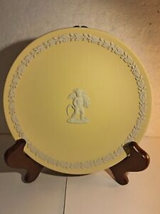 rare! Wedgwood Collectors Society White On Autumn Primrose Yellow Plate - 6.5 in