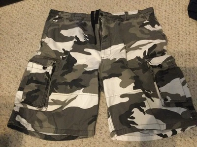 Pantalones Cortos Carga Hombre Camuflaje Urbano Negro, Gris y Blanco Talla XXL 38/39 Cintura Foto 1 de 4