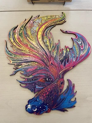 Rompecabezas de madera Claord con colores vivos de un pez luchador siamés Foto 1 de 4