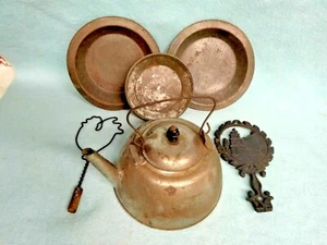 Cafetera de hojalata de juguete para niños de colección, sartenes para pasteles, remache de hierro fundido, batidor de alfombras - Imagen 1 de 12