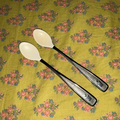 Juego De 2 Cucharas Bebé Años 80 Los Primeros Años Punta Silicona Acero Inoxidable Foto 1 de 3
