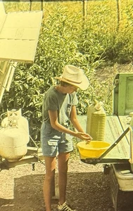 Vintage Foto Dia 1979 Frau Mütze Camping Händewaschen - Bild 1 von 2