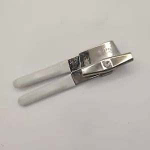 Vintage Swing-A-Way Swing Away Can Opener White Grips Manual Made In USA - Foto 1 di 7