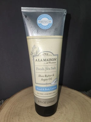 Creme para as mãos A LA MAISON sal marinho fresco, manteiga de karité e óleo de argan fl oz 8,0 (240 ml) - Imagem 1 de 4