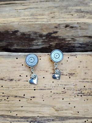 Aretes bala de acero inoxidable con dijes de corazón rosa. Cristales opcionales. Foto 1 de 4