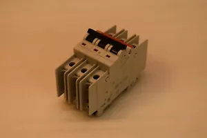 Disyuntor, 3 polos, 480 VCA, 13 amperios, 10KAIC, UL (ABB: SU203M-K13) - Imagen 1 de 6