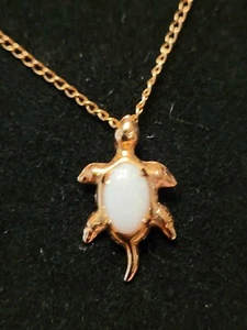 Opal Turtle Necklace gold filled  18 in chain preowned - Imagen 1 de 4