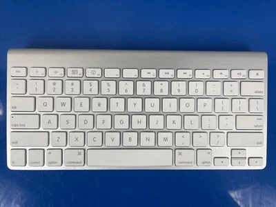Apple A1314 Magic Wireless Keyboard Bluetooth Battery Silver / White - Image 1 of 3