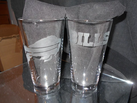 BUFFALO BILLS ETCHED LOGO PINT GLASSES 16oz (2) MULTIPLE LOGOS NEW Cover