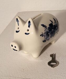 Porcelana skarbonkowa z kluczem Delfter porcelana biała z niebieskim malowaniem 