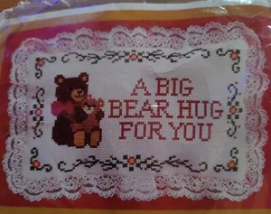 The Creative Circle Kreuzstich Handarbeit Bastelset #2411 Bear Hug Vintage - Bild 1 von 7