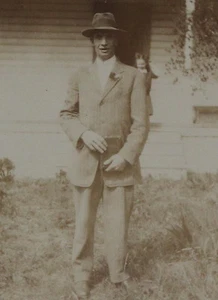 Década de 1910 RPPC espalda dividida, sepia, sin publicar, hombre en traje Fedora niña en vestido - Imagen 1 de 4