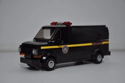 Modelo de furgoneta NYSP de transporte negro personalizado construido y compatible con ladrillos LEGO® Foto 1 de 2
