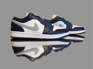 Nike Air Jordan 1 Low Wolf Grey Marineblau Gr. 40,5/45,5/47/47,5 *NEU* - Bild 1 von 5
